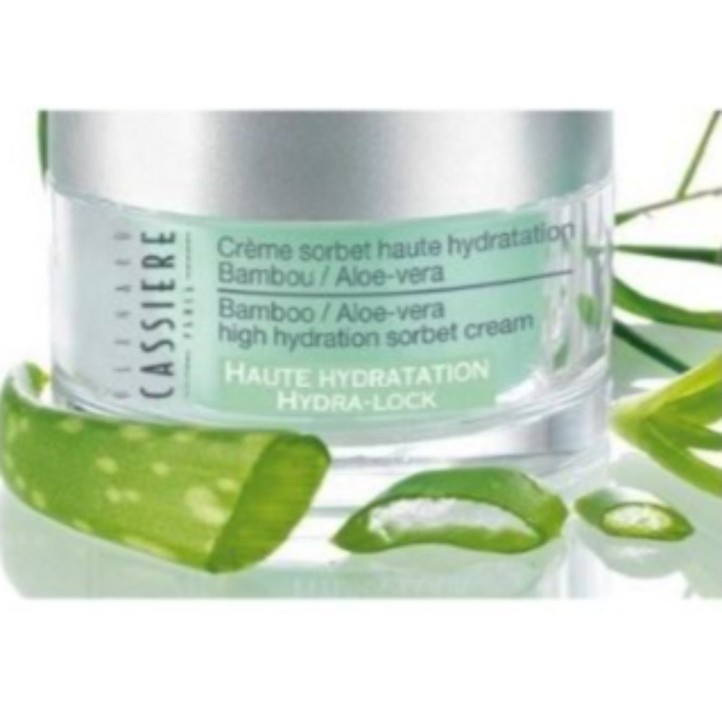 BERNARD CASSIERE ALOE-VERRA HIGH HYDRATION SORBET CREAM 50 ml Bamboo, Aloe extracts and sodium hyaluronate for hydration Lilly of the valley extracts to reinforce skin's protective barrier and limit water loss Recommended for oily/combination, dehydrated skin Use morning and evening or combine with Aquasleeping