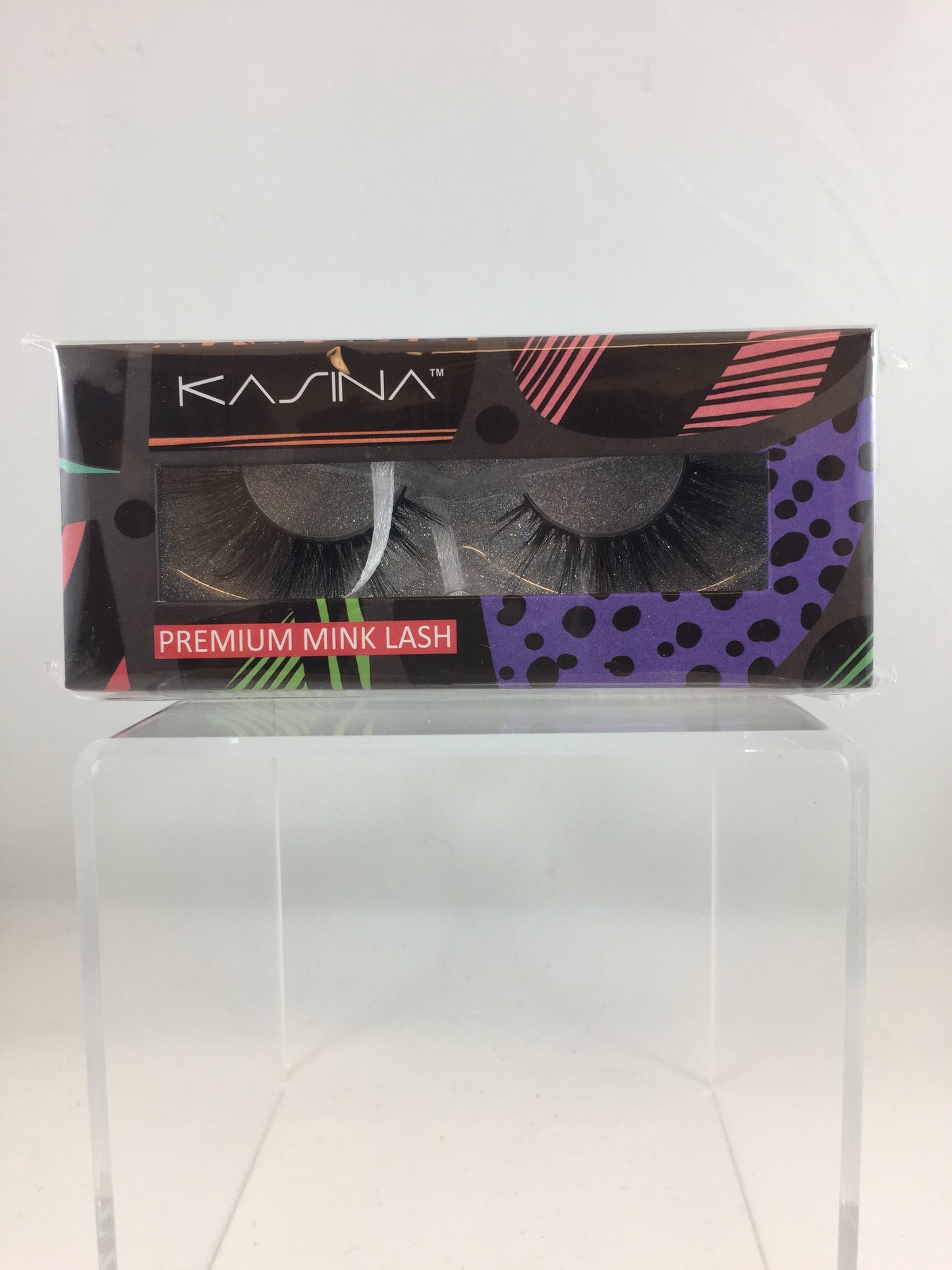 KASINA EYELASHES 100% mink lashes will embrace your eyes natural beauty while adding length and volume. And with their easy application, you will enjoy wearing them again and again.